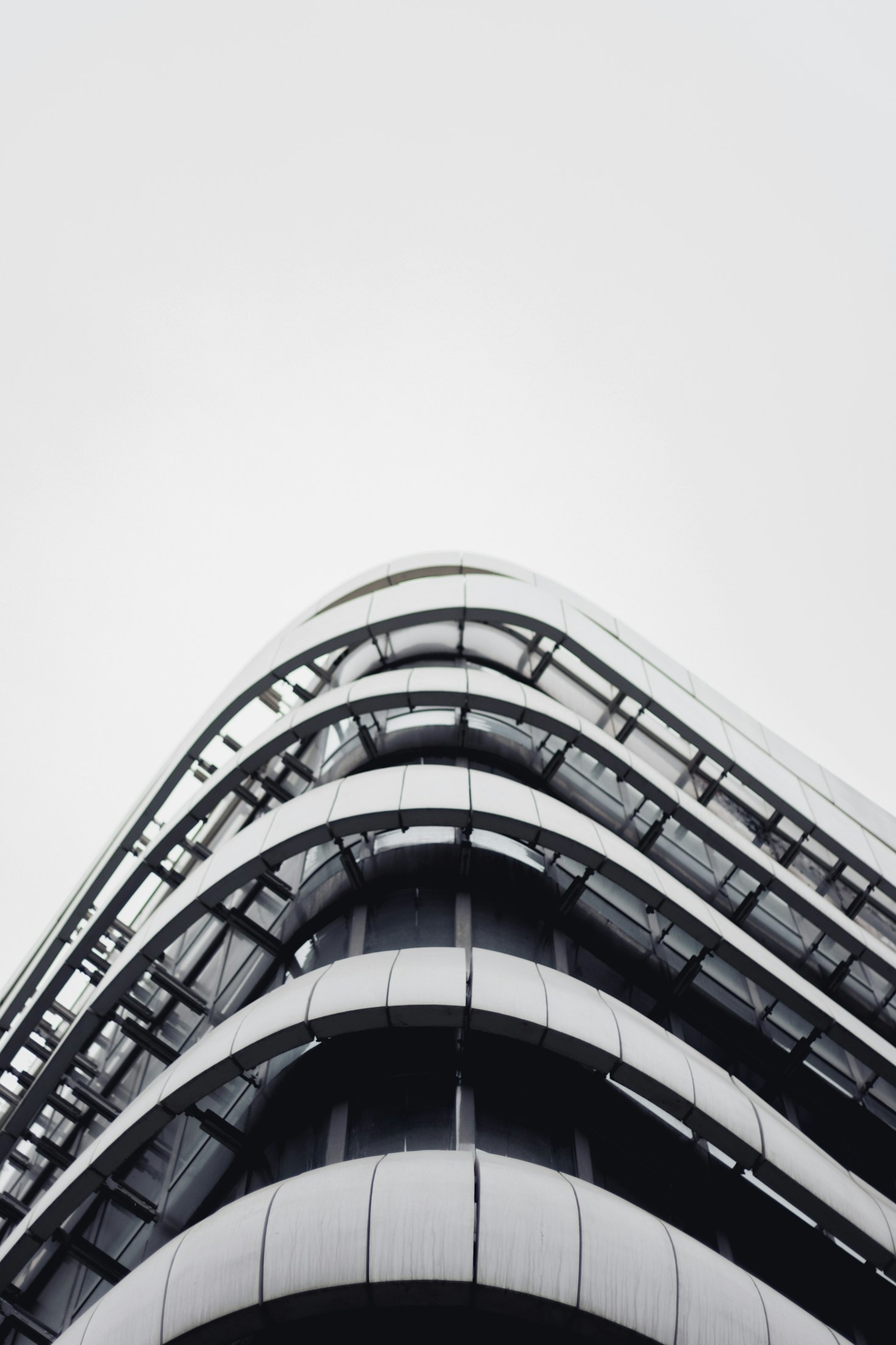 Redefining Drama in Clean and Elegant Photography